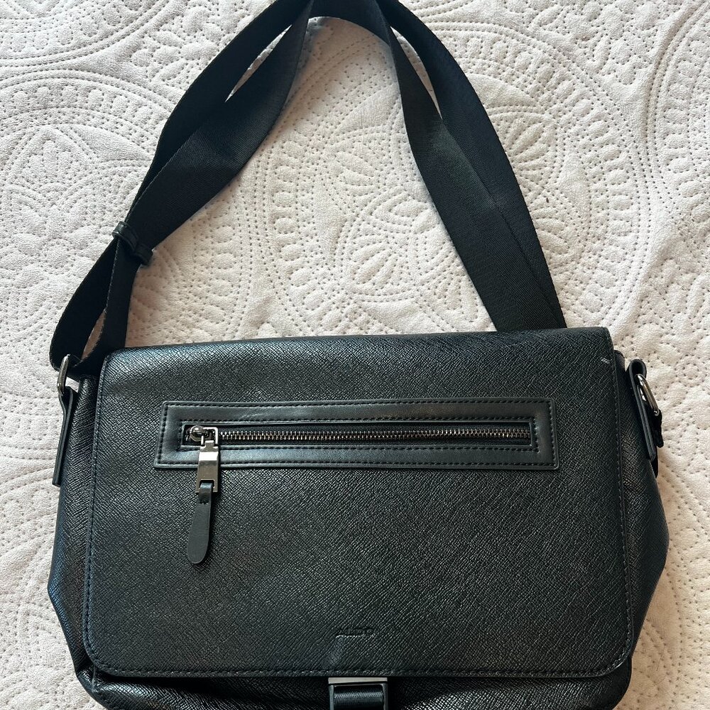MESSENGER BAG
